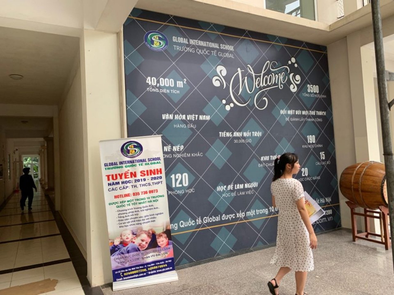 Thông tin tuyển sinh với thành tích tự phong là 1 trong 10 trường Quốc tế tốt nhất Hà Nội đặt ngay sảnh Trường Global. (Ảnh: Nhất Nam).