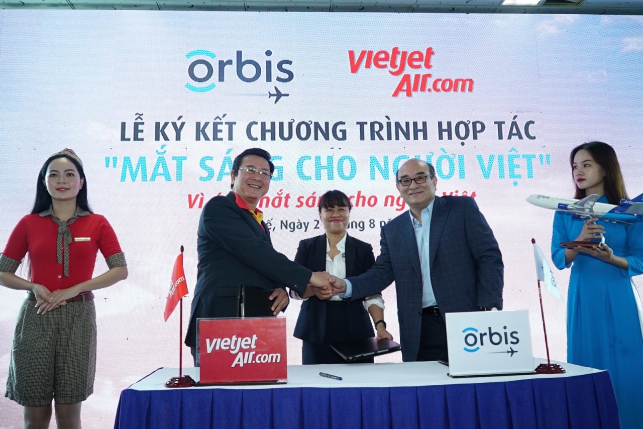 vietjet-dong-hanh-cung-benh-vien-bay-tren-khong-mang-mat-sang-cho-nguoi-dan