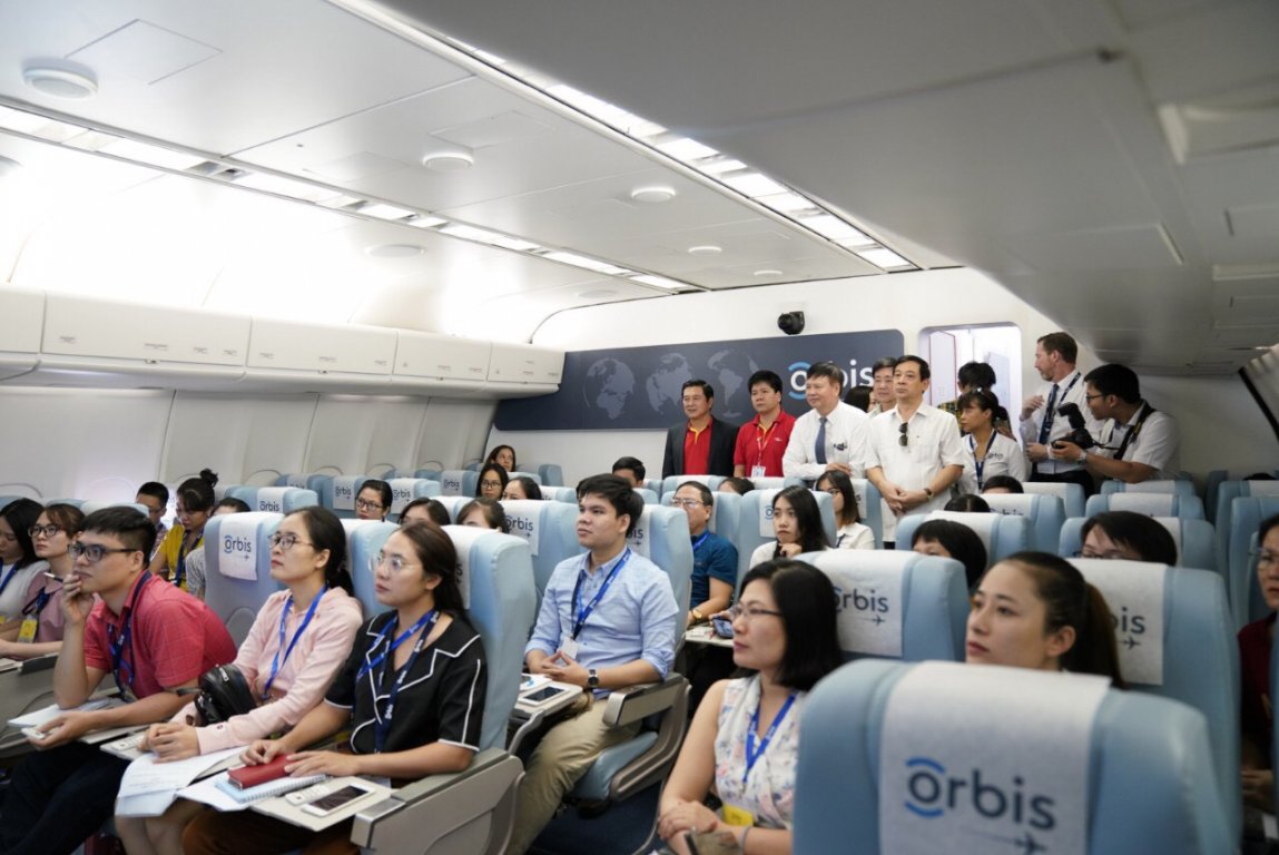 vietjet-dong-hanh-cung-benh-vien-bay-tren-khong-mang-mat-sang-cho-nguoi-dan