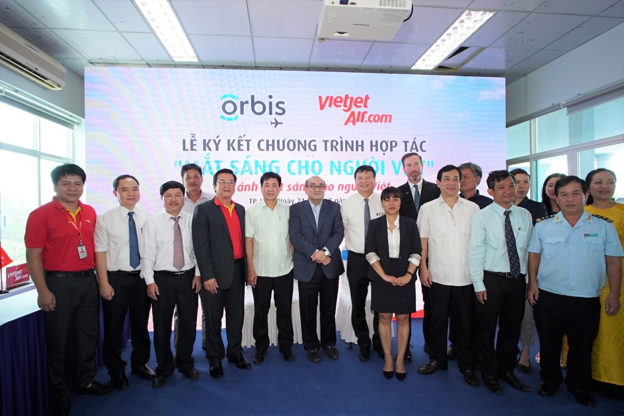 vietjet-dong-hanh-cung-benh-vien-bay-tren-khong-mang-mat-sang-cho-nguoi-dan