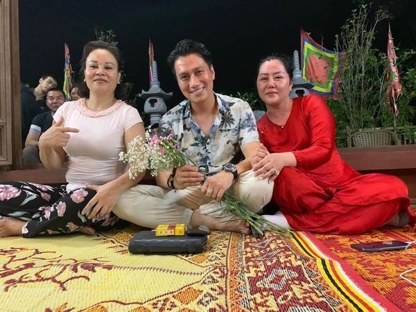 khoe-anh-can-mat-sau-2-thang-dao-keo-viet-anh-tiep-tuc-bi-che-den-muc-phai-xoa-anh