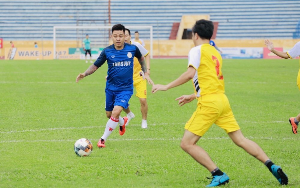Tuấn Hưng tổ chức trận bóng đá giao hữu ở Nam Định để quyên góp tiền sửa nhà cho bố mẹ nữ cổ động viên vừa qua đời vì tai nạn giao thông. Cô gái trẻ tên Khánh Lý qua đời khi đang trên đường về sân Thiên Trường để cổ vũ cho đội bóng Nam Định trong trận gặp Quang Nam ở vòng 21 V-League.