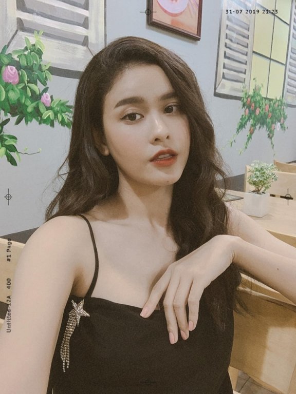 Trong khi Tim vướng tin đồn có bạn gái mới kém 8 tuổi, Trường Quỳnh Anh lại chủ yếu tập trung vào công việc và dành thời gian bên con trai. Cô thường xuyên chia sẻ hình ảnh bên con cũng như tham dự sự kiện, chương trình trên trang cá nhân. 
