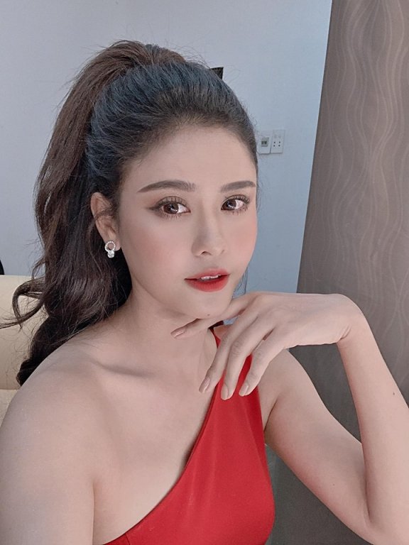 Trường Quỳnh Anh và Tim xác nhận ly hôn vào tháng 7/2018 sau 10 năm chung sống. Trong khi tin đồn rạn nứt tình cảm của cặp đôi đã xuất hiện từ năm 2017. Hậu hôn nhân đổ vỡ, Trương Quỳnh Anh chuyển sang phong cách quyến rũ, được khen ngày càng xinh đẹp và trẻ trung.