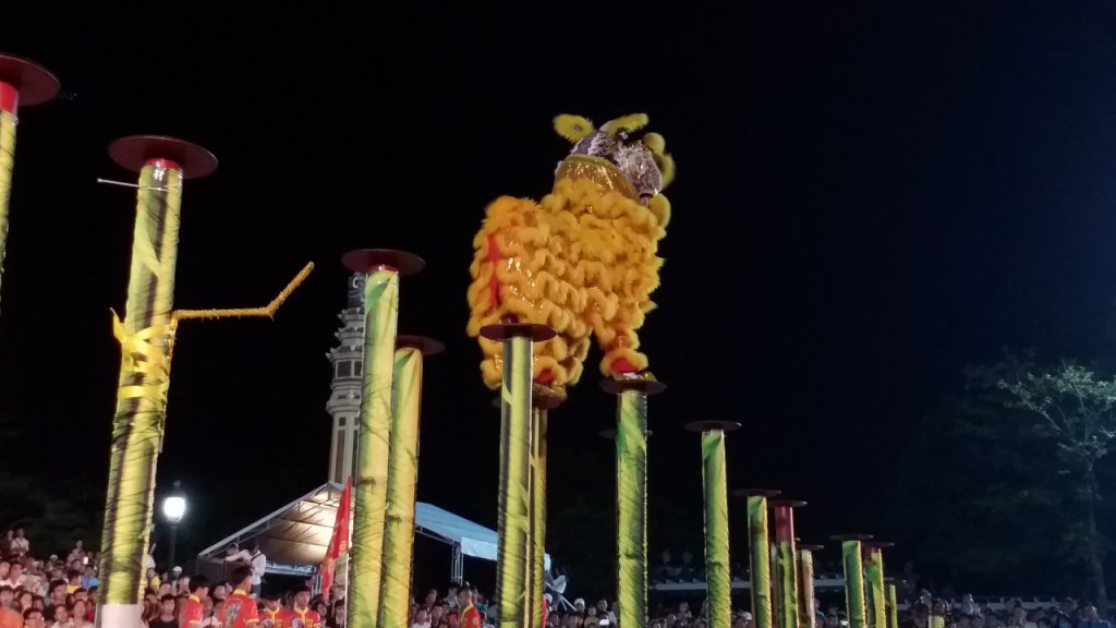 50-doi-lan-chuyen-nghiep-sap-quy-tu-ve-ngay-hoi-lan-hue
