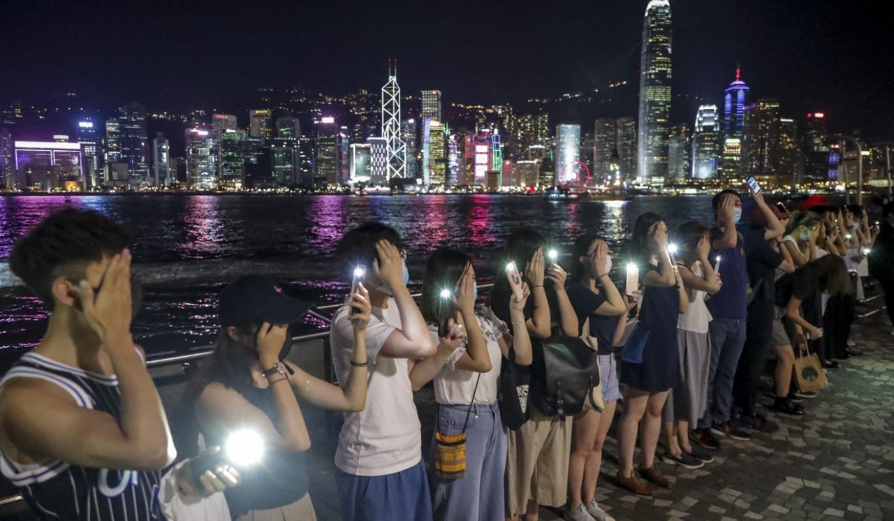 hong-kong-210000-nguoi-bieu-tinh-tao-thanh-chuoi-nguoi-dai-60-km