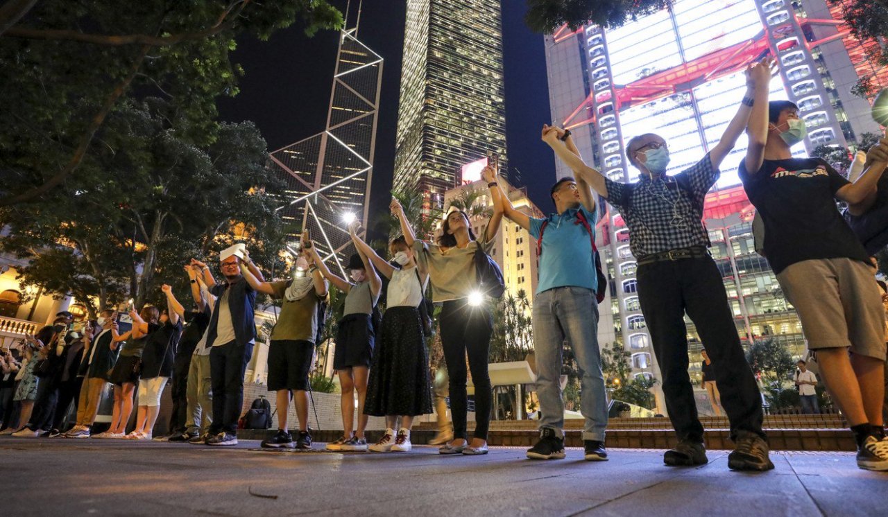 hong-kong-210000-nguoi-bieu-tinh-tao-thanh-chuoi-nguoi-dai-60-km