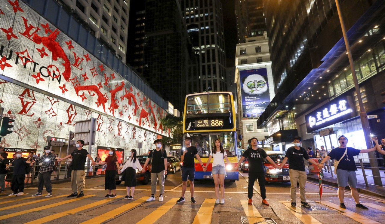 hong-kong-210000-nguoi-bieu-tinh-tao-thanh-chuoi-nguoi-dai-60-km