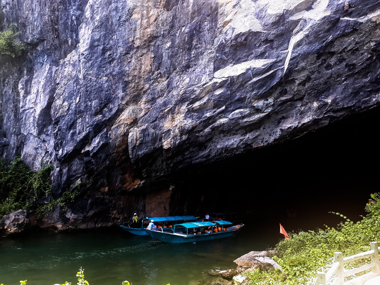 kham-pha-ve-trang-le-ben-trong-dong-uot-lon-nhat-the-gioi