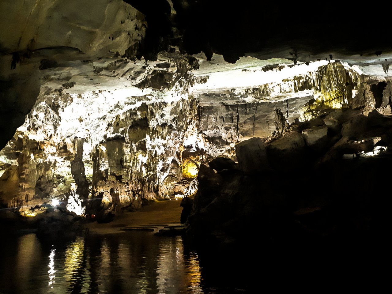 kham-pha-ve-trang-le-ben-trong-dong-uot-lon-nhat-the-gioi