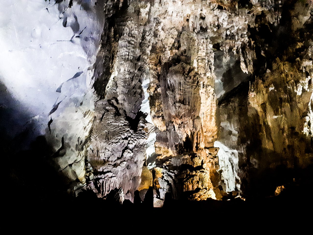 kham-pha-ve-trang-le-ben-trong-dong-uot-lon-nhat-the-gioi