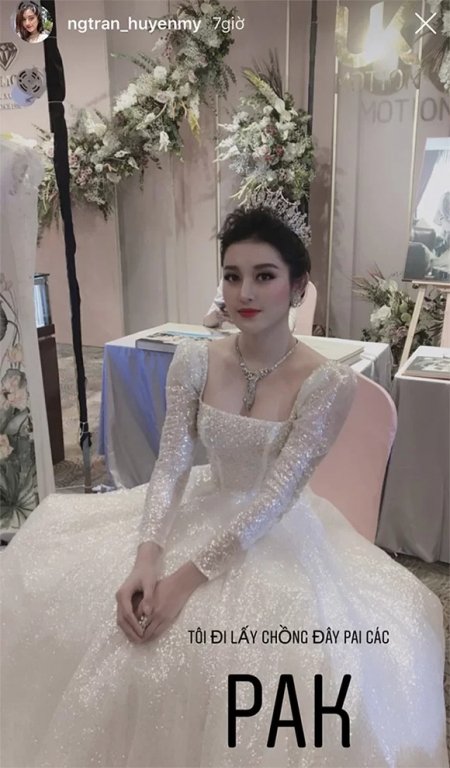 Huyền My khiến fan xôn xao khi đăng ảnh chụp với váy cưới trên trang cá nhân. Tuy nhiên, Á hậu Việt Nam 2014 phủ nhận sắp kết hôn. Chị Phương - mẹ Huyền My - chia sẻ, sau 5 năm nhận danh hiệu, chị thấy Huyền My đã ở độ tuổi chín chắn nên mong con gái sớm lập gia đình. 