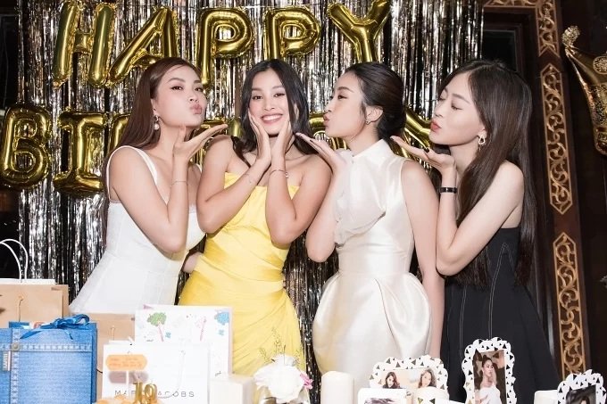 Hoa hậu Tiểu Vy mừng nhật tuổi 19 tuổi bên cạnh Á hậu Diễm Trang, Hoa hậu Mỹ Linh, Á hậu Phương Nga. 