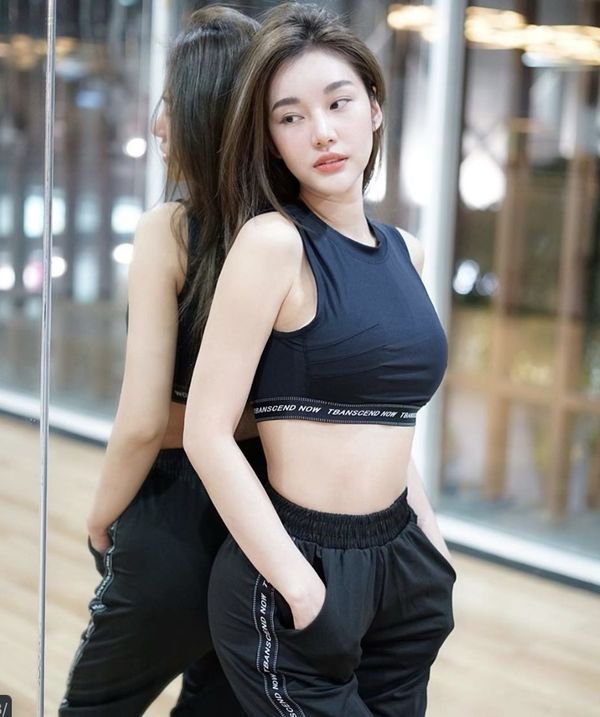Mẫu nội y 9X Thái Lan đang có gần một triệu người theo dõi trên Instagram vì vẻ đẹp vừa phồn thực, vừa tinh tế ảnh 9