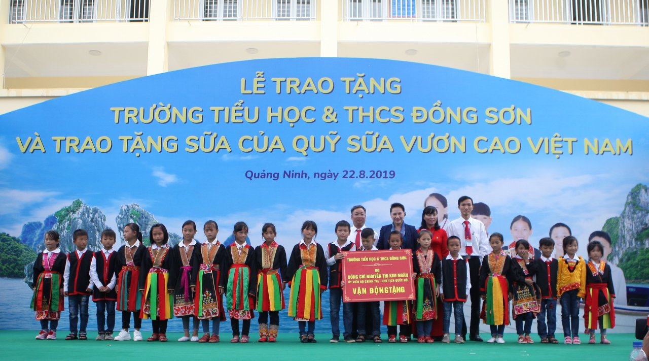 tre-em-quang-ninh-don-nhan-ngoi-truong-moi-tu-chu-tich-quoc-hoi-va-hon-71-ngan-ly-sua-tu-quy-sua-vuon-cao-viet-nam