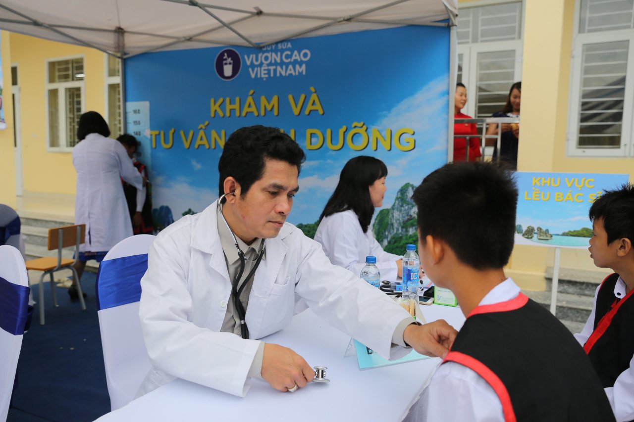 tre-em-quang-ninh-don-nhan-ngoi-truong-moi-tu-chu-tich-quoc-hoi-va-hon-71-ngan-ly-sua-tu-quy-sua-vuon-cao-viet-nam