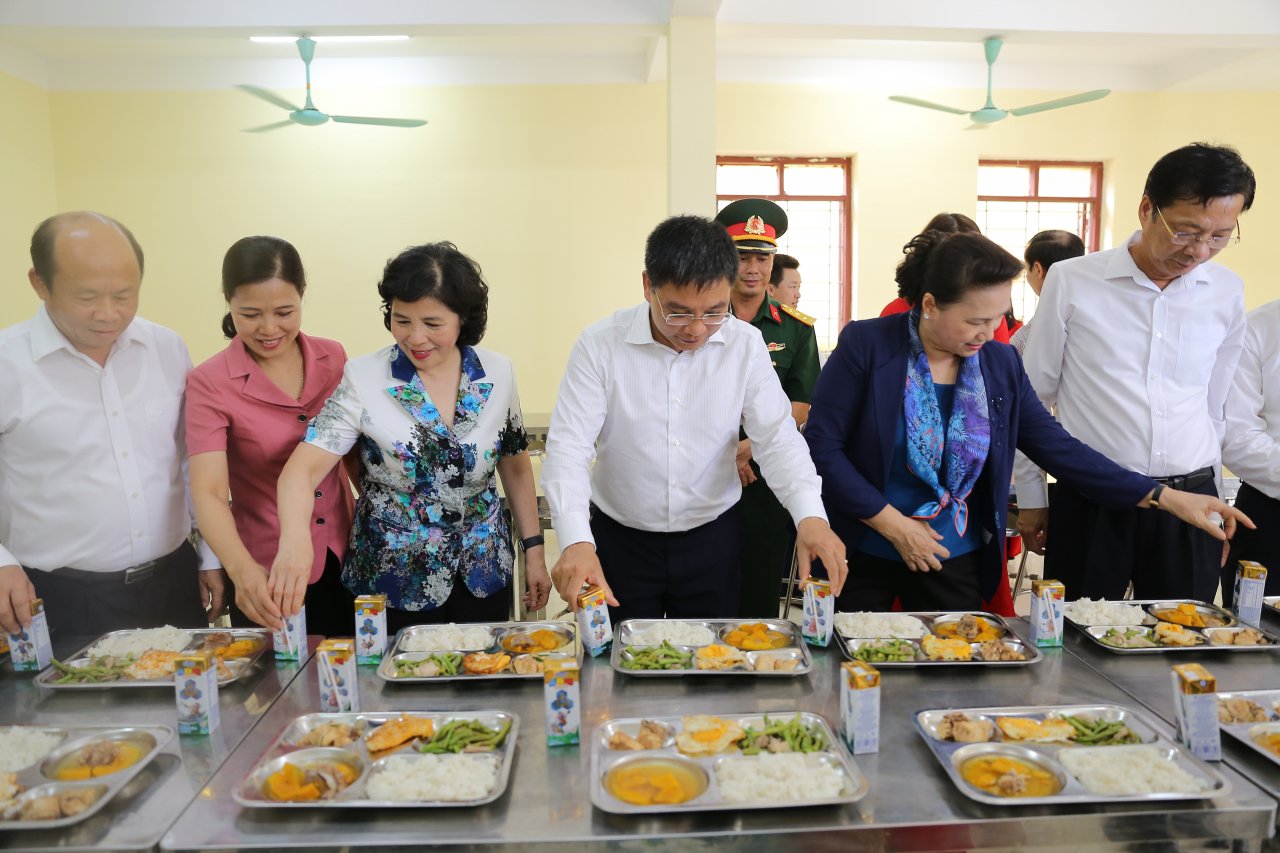 tre-em-quang-ninh-don-nhan-ngoi-truong-moi-tu-chu-tich-quoc-hoi-va-hon-71-ngan-ly-sua-tu-quy-sua-vuon-cao-viet-nam