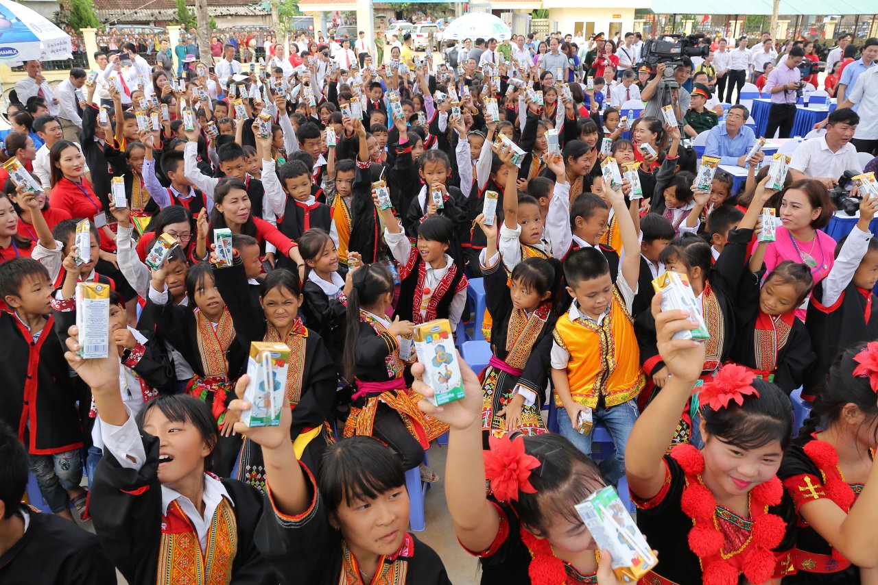 tre-em-quang-ninh-don-nhan-ngoi-truong-moi-tu-chu-tich-quoc-hoi-va-hon-71-ngan-ly-sua-tu-quy-sua-vuon-cao-viet-nam