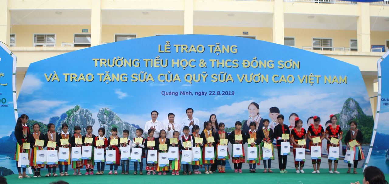 tre-em-quang-ninh-don-nhan-ngoi-truong-moi-tu-chu-tich-quoc-hoi-va-hon-71-ngan-ly-sua-tu-quy-sua-vuon-cao-viet-nam