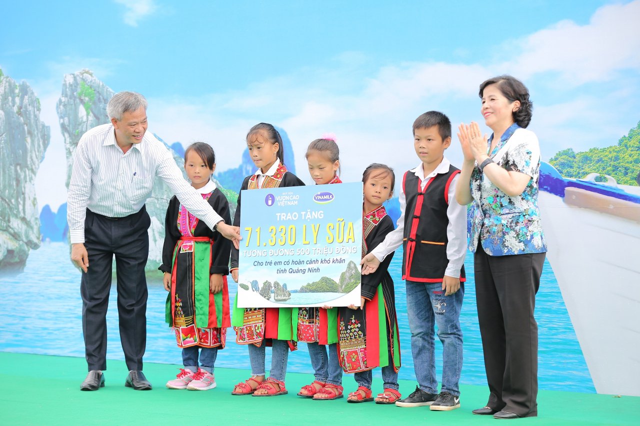 tre-em-quang-ninh-don-nhan-ngoi-truong-moi-tu-chu-tich-quoc-hoi-va-hon-71-ngan-ly-sua-tu-quy-sua-vuon-cao-viet-nam