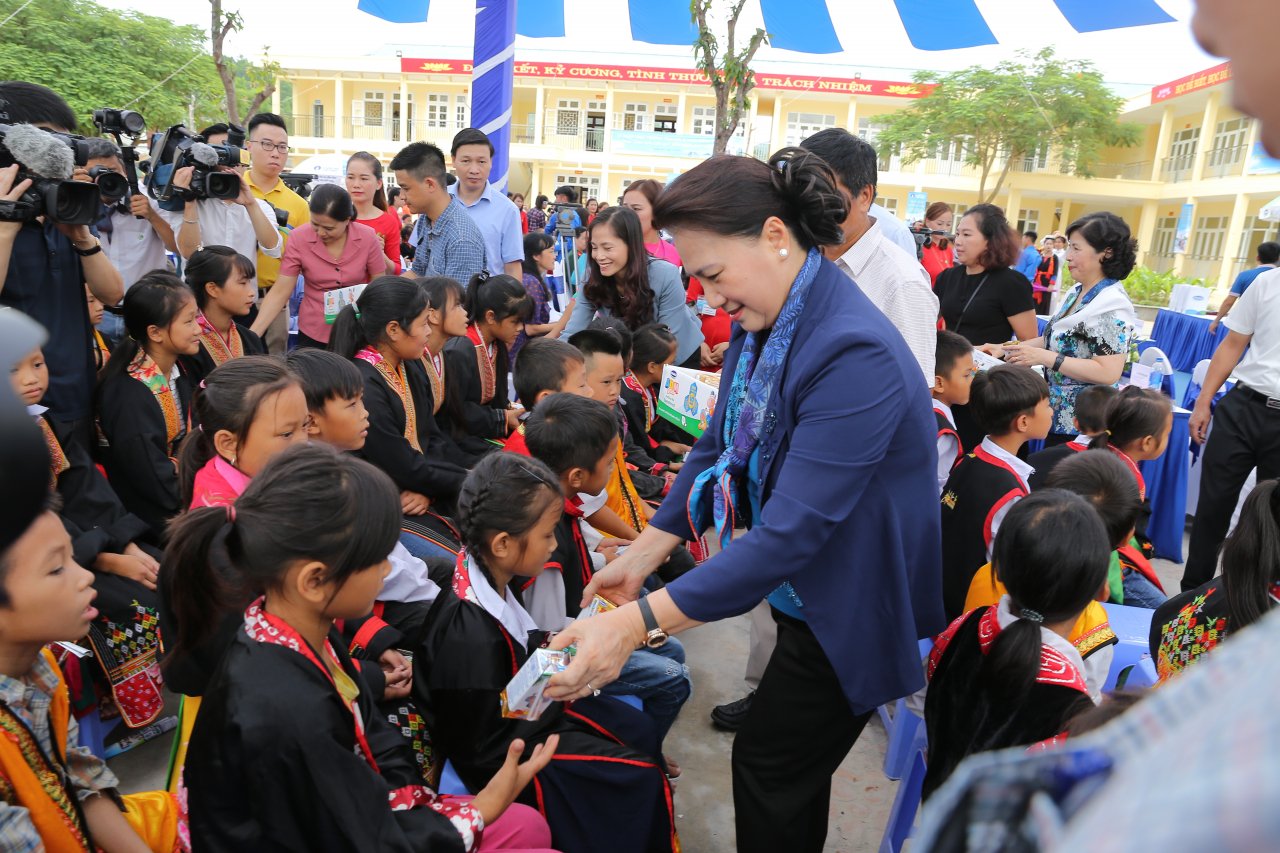 tre-em-quang-ninh-don-nhan-ngoi-truong-moi-tu-chu-tich-quoc-hoi-va-hon-71-ngan-ly-sua-tu-quy-sua-vuon-cao-viet-nam