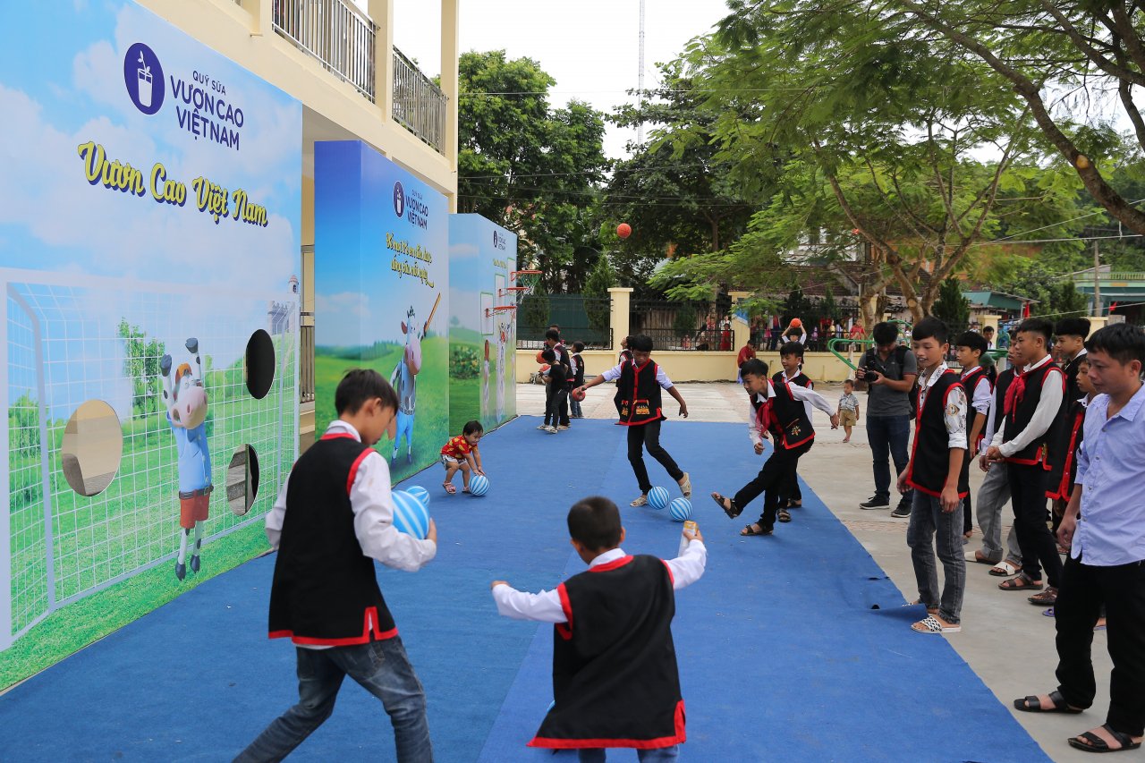 tre-em-quang-ninh-don-nhan-ngoi-truong-moi-tu-chu-tich-quoc-hoi-va-hon-71-ngan-ly-sua-tu-quy-sua-vuon-cao-viet-nam