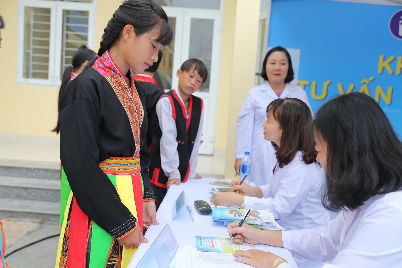 tre-em-quang-ninh-don-nhan-ngoi-truong-moi-tu-chu-tich-quoc-hoi-va-hon-71-ngan-ly-sua-tu-quy-sua-vuon-cao-viet-nam