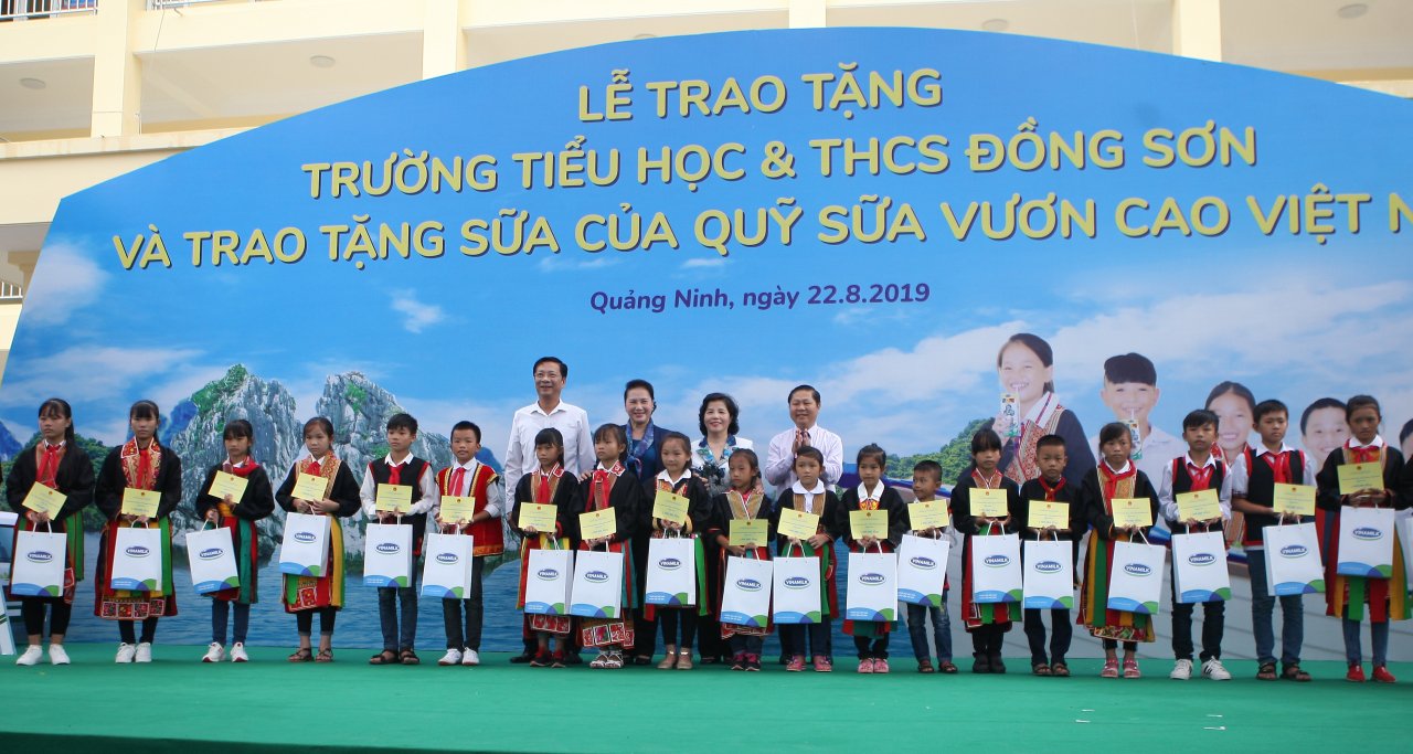 tre-em-quang-ninh-don-nhan-ngoi-truong-moi-tu-chu-tich-quoc-hoi-va-hon-71-ngan-ly-sua-tu-quy-sua-vuon-cao-viet-nam
