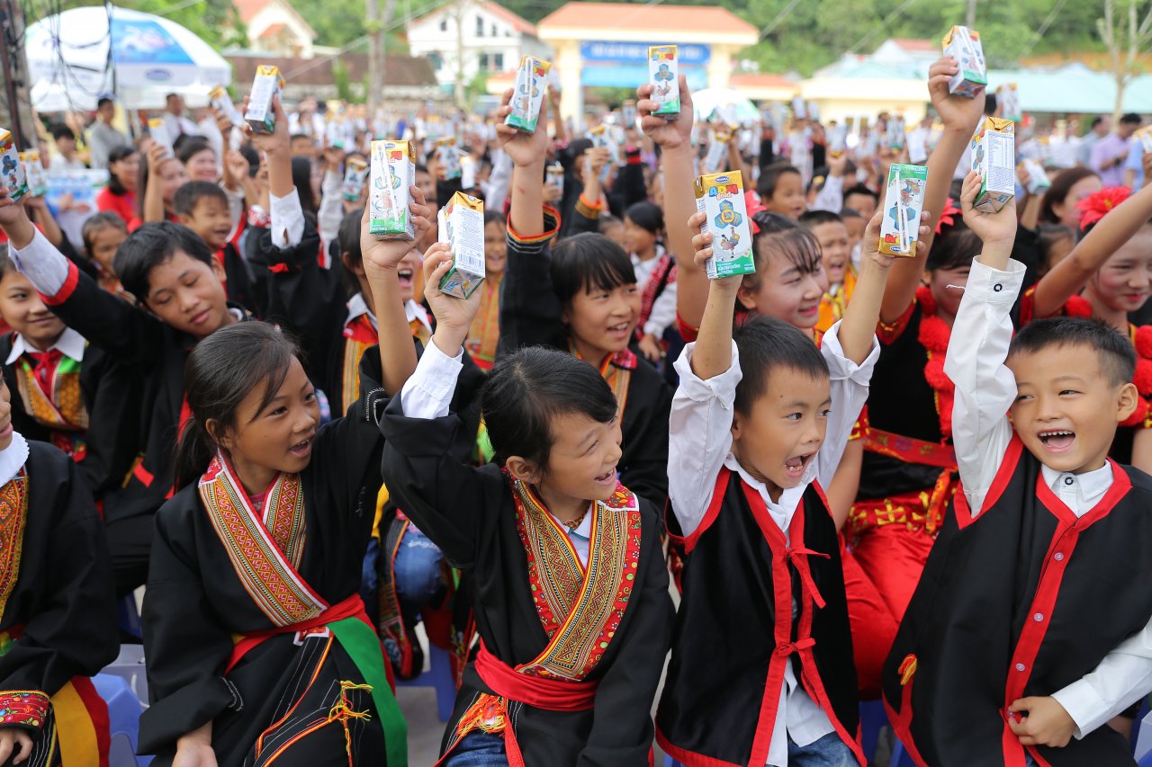 tre-em-quang-ninh-don-nhan-ngoi-truong-moi-tu-chu-tich-quoc-hoi-va-hon-71-ngan-ly-sua-tu-quy-sua-vuon-cao-viet-nam