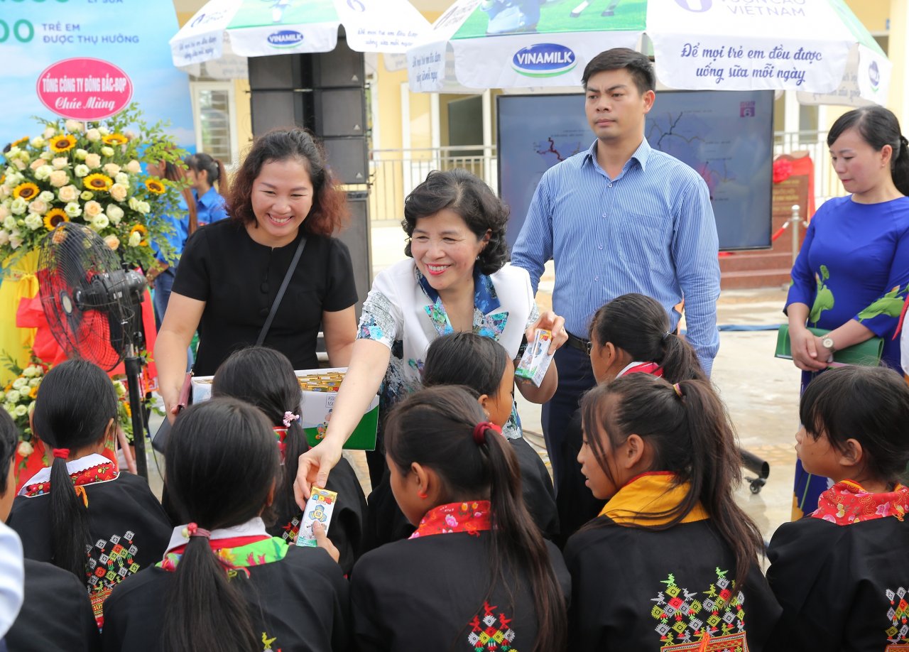 tre-em-quang-ninh-don-nhan-ngoi-truong-moi-tu-chu-tich-quoc-hoi-va-hon-71-ngan-ly-sua-tu-quy-sua-vuon-cao-viet-nam