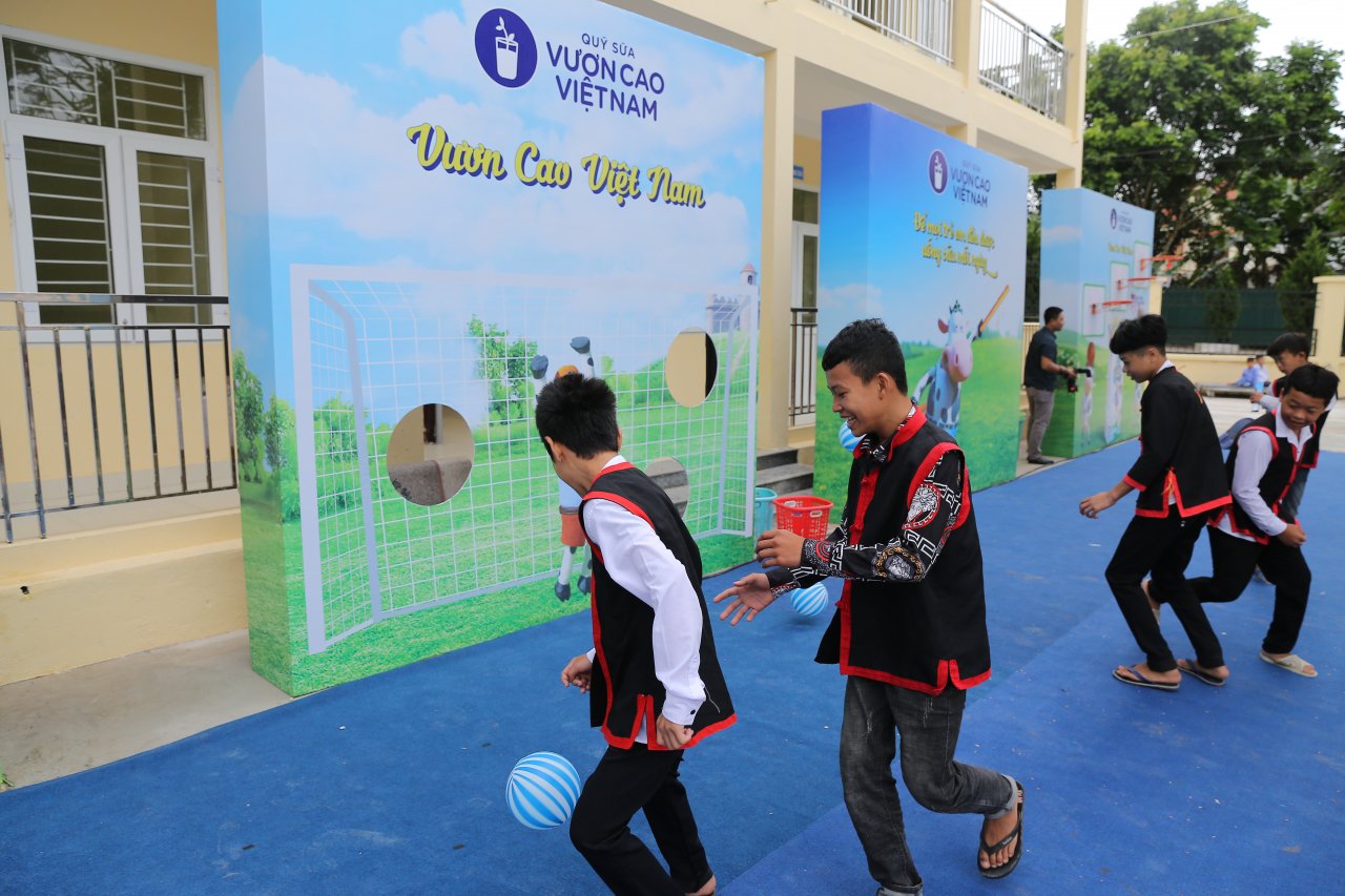 tre-em-quang-ninh-don-nhan-ngoi-truong-moi-tu-chu-tich-quoc-hoi-va-hon-71-ngan-ly-sua-tu-quy-sua-vuon-cao-viet-nam