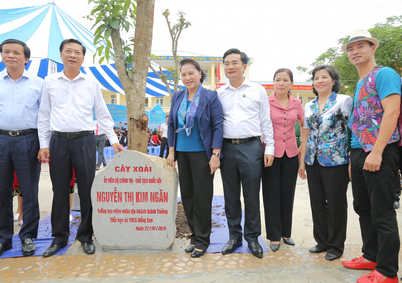 tre-em-quang-ninh-don-nhan-ngoi-truong-moi-tu-chu-tich-quoc-hoi-va-hon-71-ngan-ly-sua-tu-quy-sua-vuon-cao-viet-nam