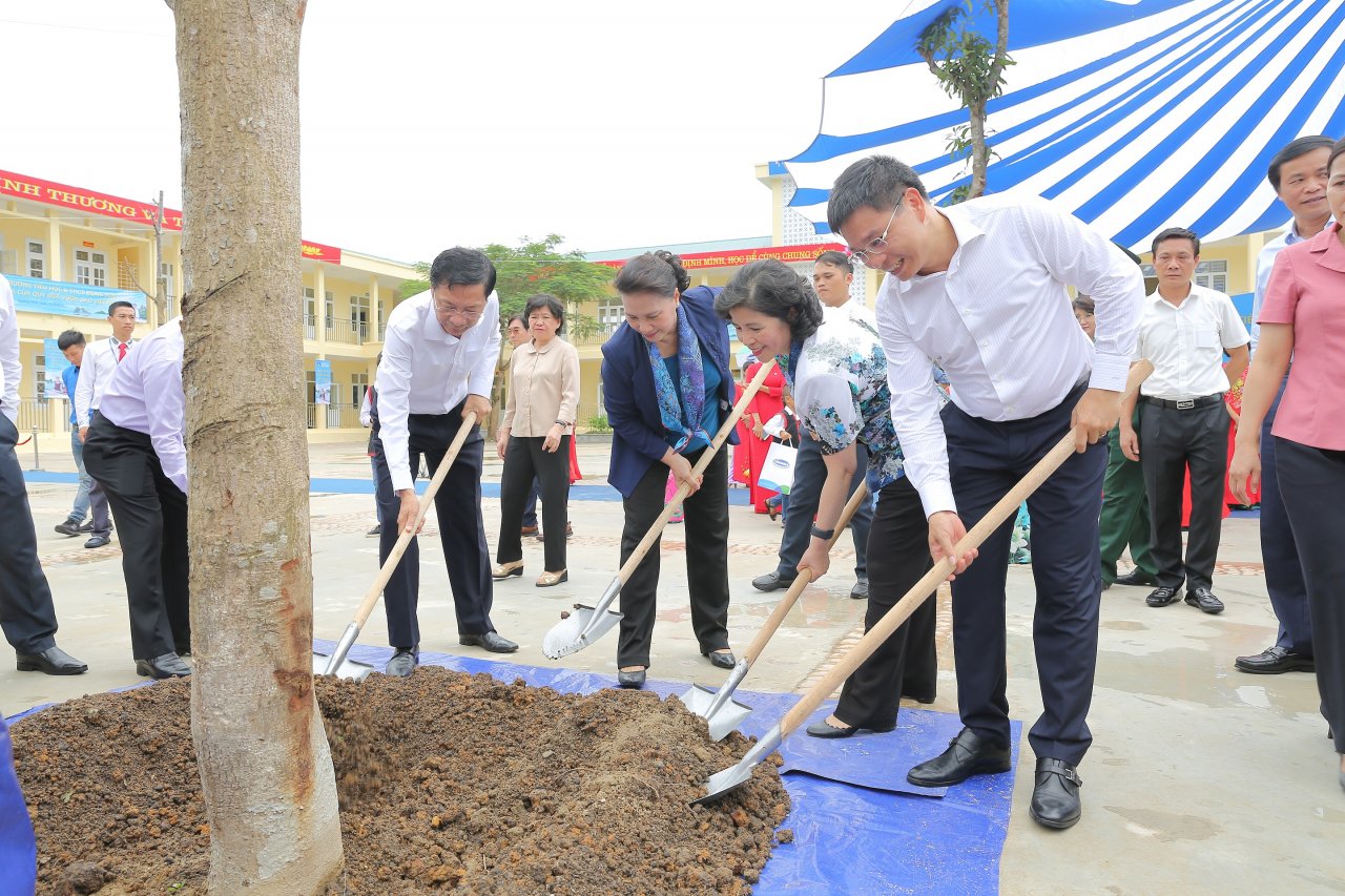 tre-em-quang-ninh-don-nhan-ngoi-truong-moi-tu-chu-tich-quoc-hoi-va-hon-71-ngan-ly-sua-tu-quy-sua-vuon-cao-viet-nam