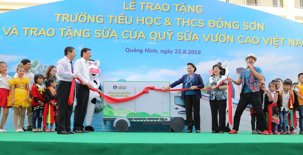 tre-em-quang-ninh-don-nhan-ngoi-truong-moi-tu-chu-tich-quoc-hoi-va-hon-71-ngan-ly-sua-tu-quy-sua-vuon-cao-viet-nam