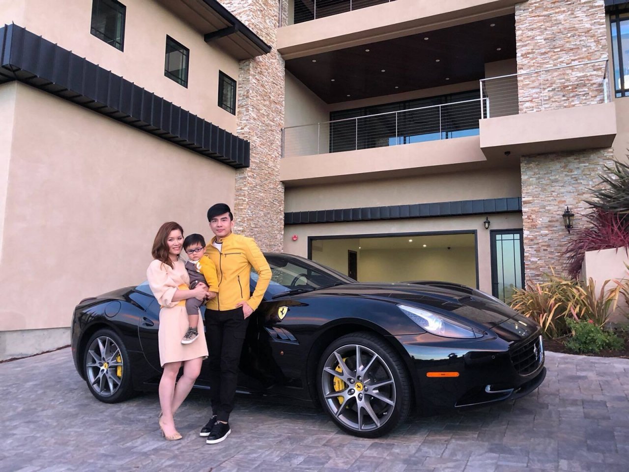 Biệt thự của vợ chồng Đan Trường tại San Jose, California (Mỹ) khiến fan trầm trồ khi không khác gì một khách sạn, có thể chứa được 200-250 khách. Gia đình nam ca sĩ 