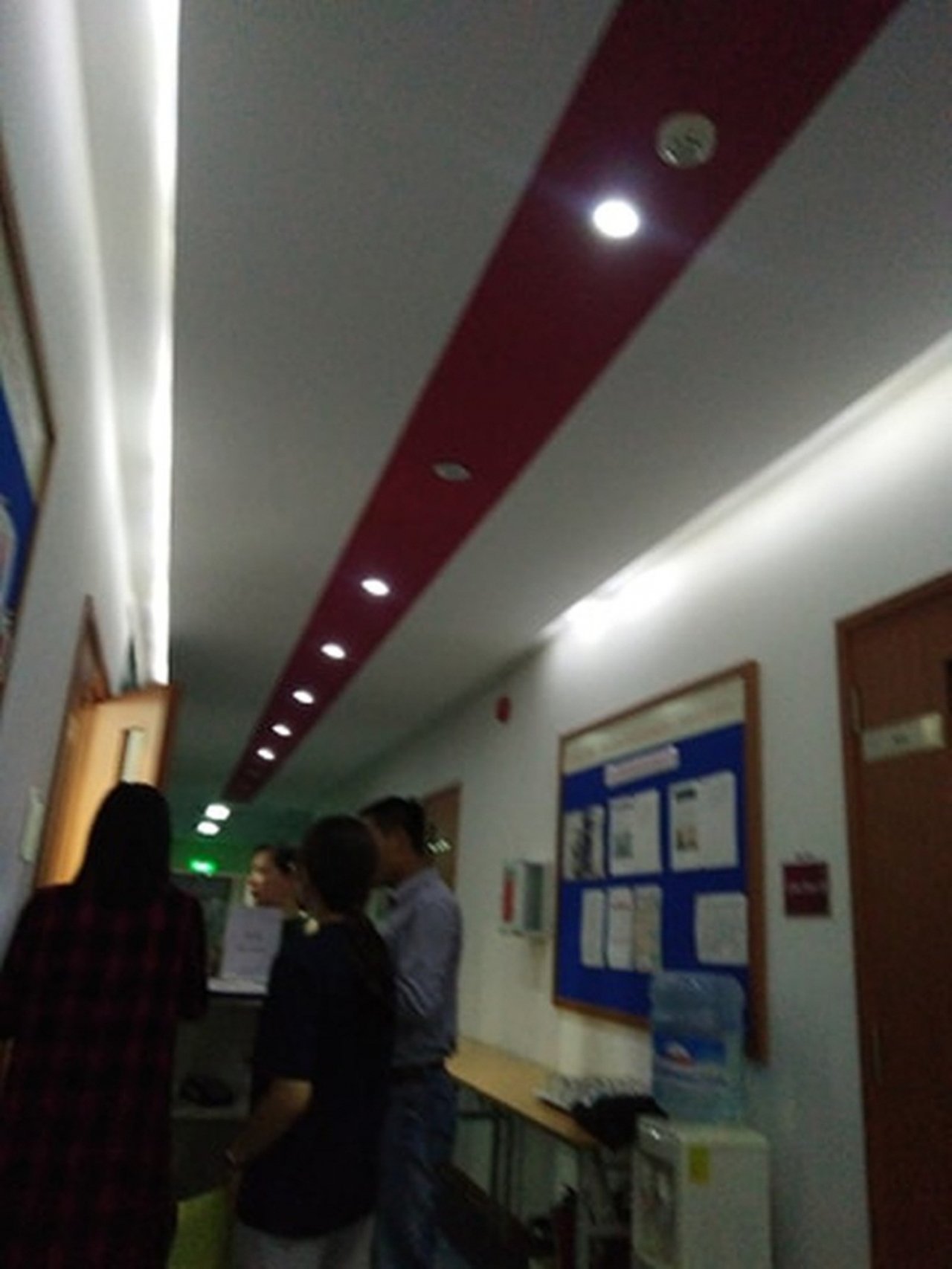 Khu vực phía ngoài khán phòng các nhân viên thu tiền của người đến dự.