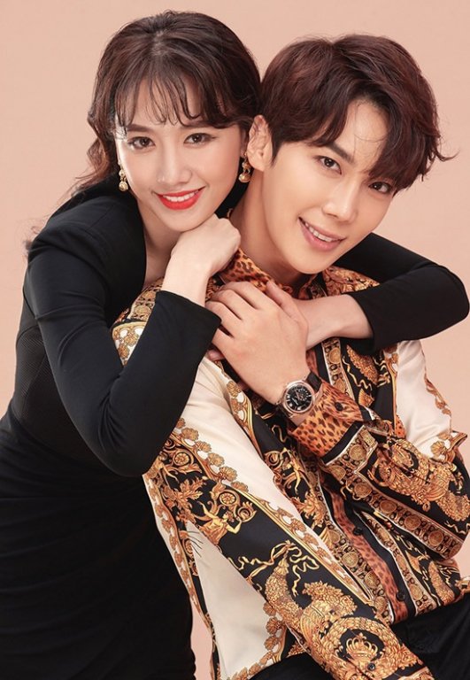 Hari Won tạo dáng bên cạnh nam diễn viên Hàn Quốc Park Jung Min - cựu thành viên nhóm SS501. Cả hai vừa có dịp diễn cặp trong phim điện ảnh 'Oppa, phiền quá nha'.