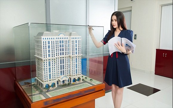 Lê Âu Ngân Anh khoe đỗ tốt nghiệp khoá học Thạc sĩ ngành quản trị sự kiện quốc tế tại ĐH Salford University (Anh).