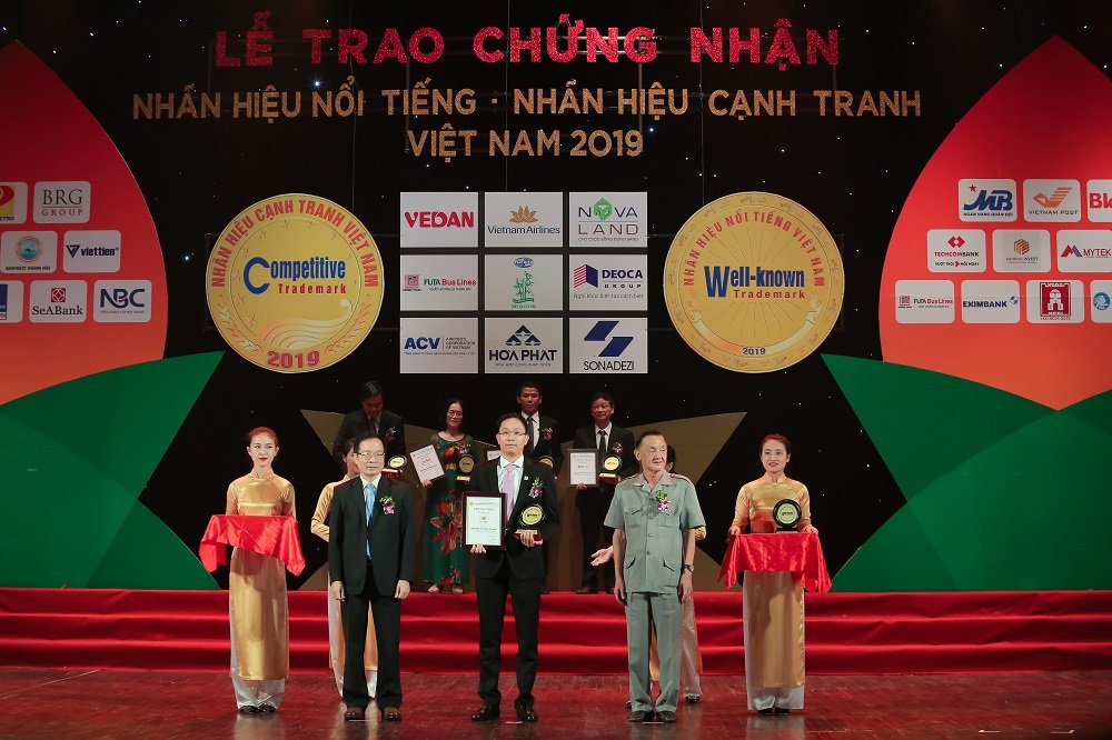 van-phu-invest-duoc-vinh-danh-top-50-nhan-hieu-noi-tieng-viet-nam
