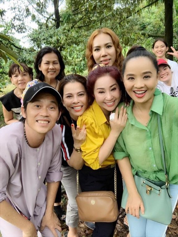 Sau ánh hào quang, Hoài Linh có cuộc sống giản dị và thân thiện với thiên nhiên. Anh diện áo bà ba, áo thun đơn giản, chăm trồng cây, tưới hoa… làm đẹp khuôn viên đền thờ Tổ.