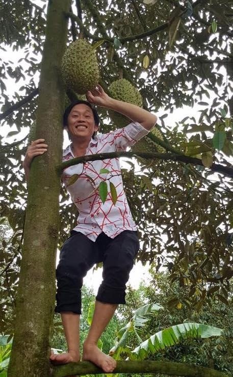 Sau chuỗi thời gian làm việc cật lực, Hoài Linh chọn cách nghỉ ngơi, chăm nom nhà thờ Tổ và làm những điều mình thứ. Nam danh hài sinh năm 1969 thường chia sẻ hình ảnh cuộc sống đời thường trên trang cá nhân.