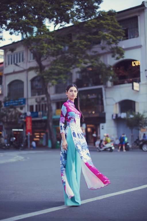 Ngắm hoa hậu Tiểu Vy dịu dàng trong áo dài về Sài Gòn