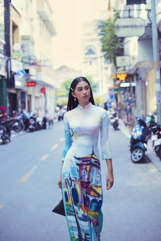 Ngắm hoa hậu Tiểu Vy dịu dàng trong áo dài về Sài Gòn
