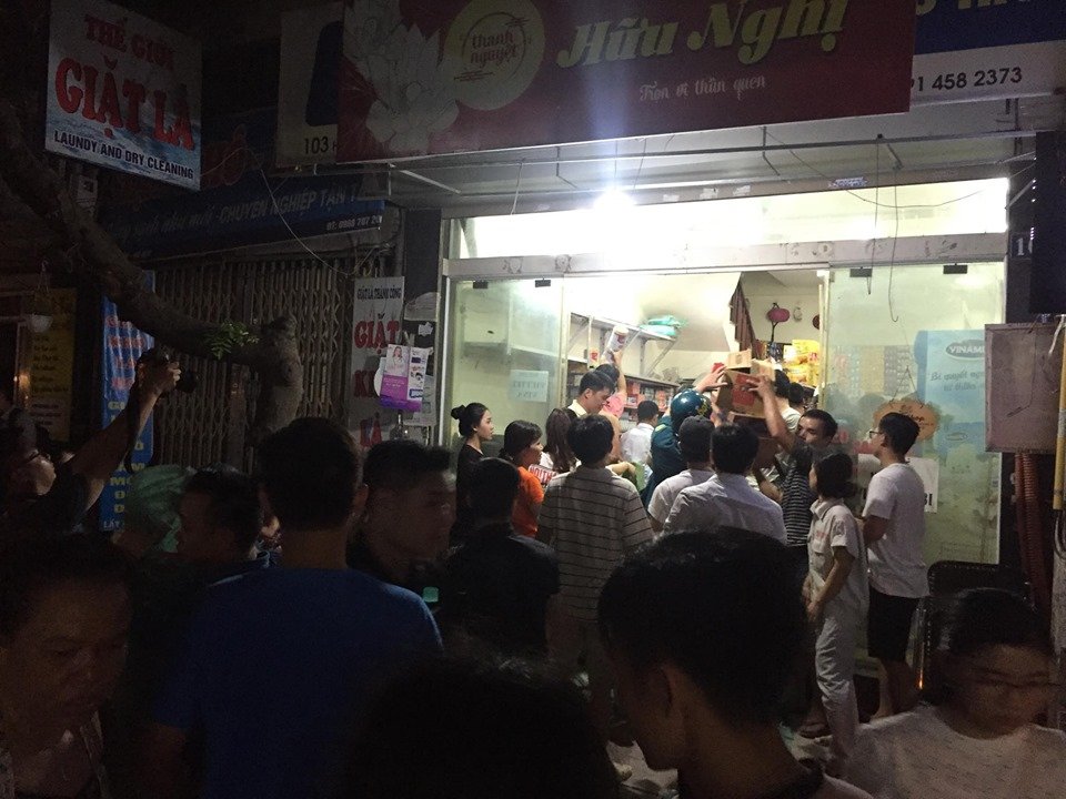 Người dân chung tay giúp các gia đình di chuyển đồ đạc ra ngoài.