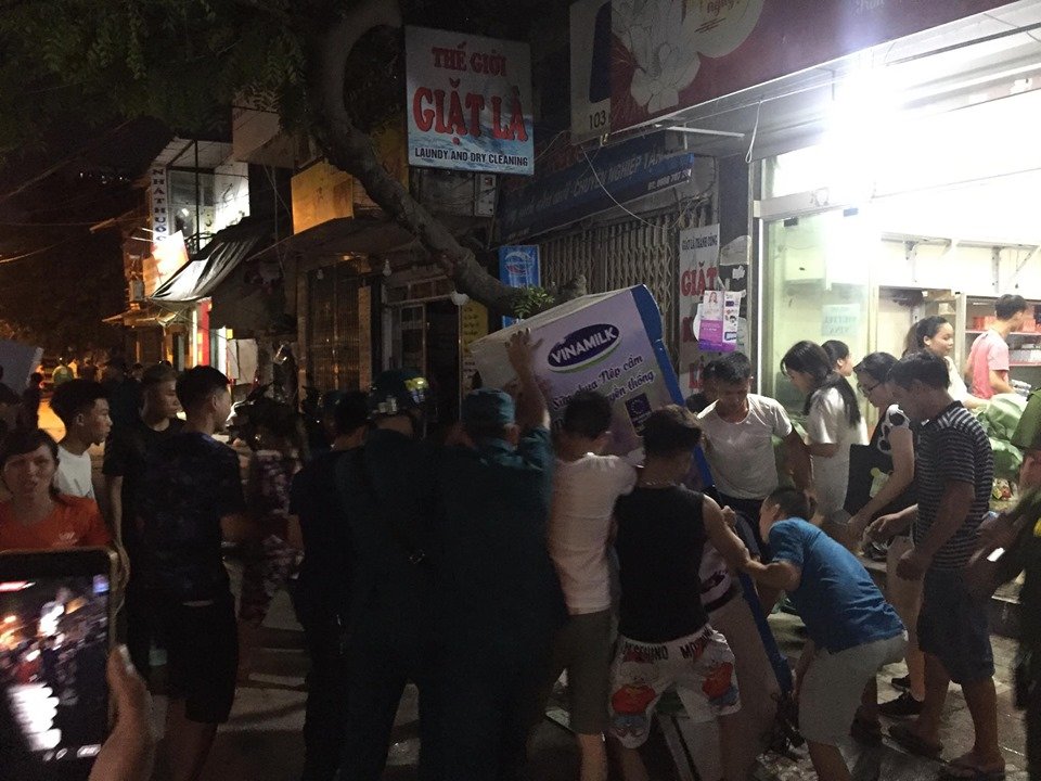 Người dân chung tay giúp các gia đình di chuyển đồ đạc ra ngoài.