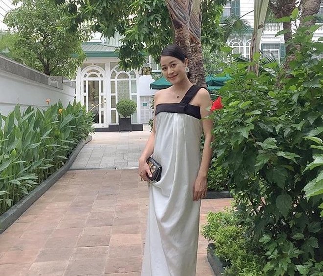 MC Phí Linh xác nhận tin vui đã có bầu ở tháng thứ 6 sau 3 tháng kết hôn. Cô đăng ảnh diện váy suông với vòng 2 lùm xùm kèm chú thích: 