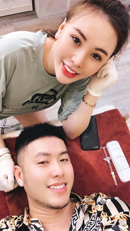 Akira Phan đăng ảnh đi làm đẹp. 