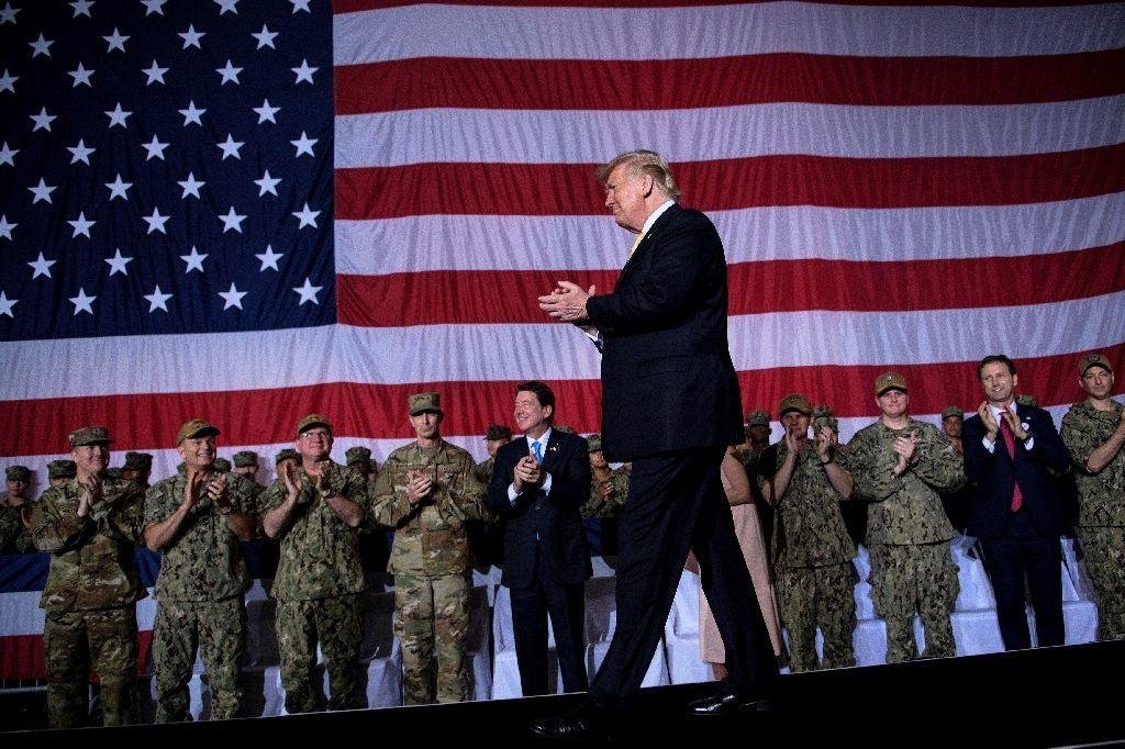 tong-thong-my-donald-trump-va-quan-doi-1566956135-width1024height682.jpg