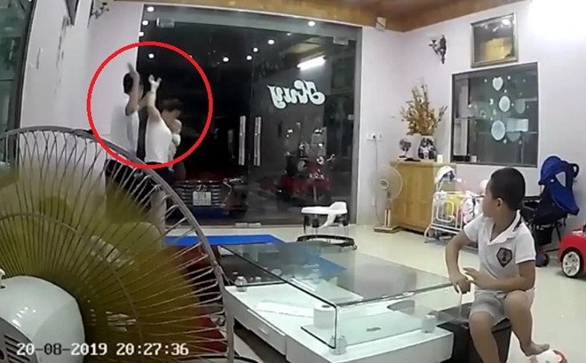 Hình ảnh đứa trẻ chứng kiến bố đánh đập mẹ được chia sẻ trên mạng hôm 20/8. (Ảnh: Chụp màn hình).