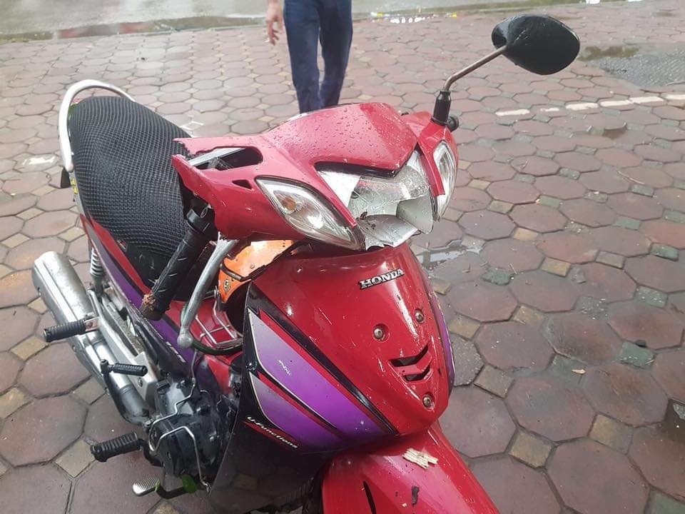 Xe máy của nạn nhân bị cây xanh đè hư hỏng. (Ảnh: FB).